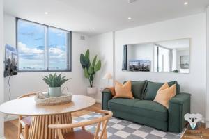 KozyGuru | Rozelle | Bridge View with Carpark