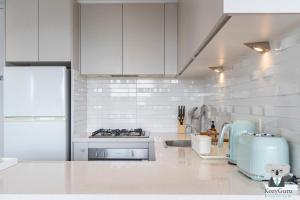 KozyGuru | Rozelle | Bridge View with Carpark