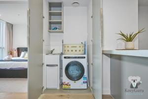 KozyGuru | Melbourne CBD 2Bed Apt + Stunning Views