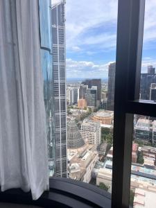 KozyGuru | Melbourne CBD 2Bed Apt + Stunning Views