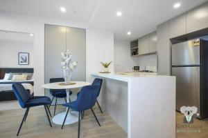 KozyGuru | Melbourne CBD 2Bed Apt + Stunning Views