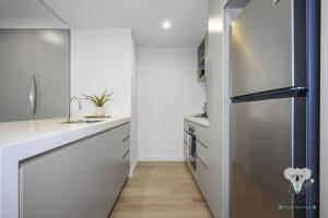 KozyGuru | Melbourne CBD 2Bed Apt + Stunning Views