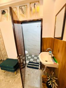 Unique Flat to Stay in New Delhi Couple Friendly or Family or Bachelor s