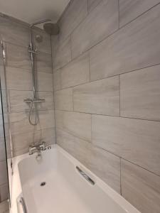 Two Bed house, Parking for 2 cars close to Heathrow