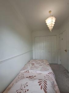 Two Bed house, Parking for 2 cars close to Heathrow
