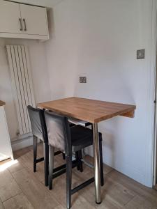 Two Bed house, Parking for 2 cars close to Heathrow