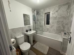 Spacious New 5 Bedroom Home in Swindon