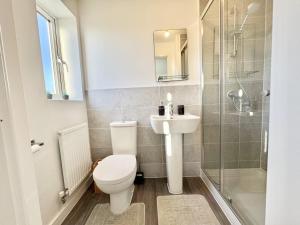 Swindon Large 5 Bedroom Modern Home