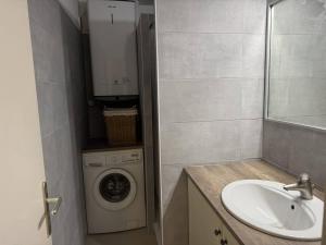 Appartements Charmant T2 cabine 40m², centre-ville, balcon, clim, ascenseur, a Cavalaire-sur-Mer - FR-1-100-224 : photos des chambres