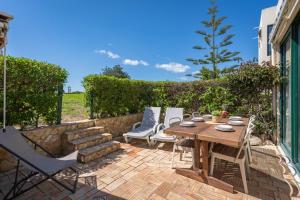 The Golden Breeze – Beachside Pool & BBQ Escape