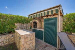 The Golden Breeze – Beachside Pool & BBQ Escape