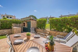 The Golden Breeze – Beachside Pool & BBQ Escape