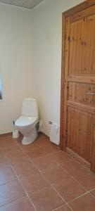 nedlagt gård i naturen med ro og fred og samtidig tæt på strand og fiskeri og indkøbsmuligheder