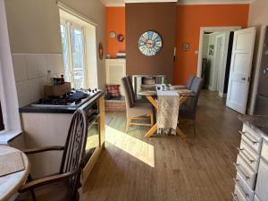 10 Guests - 5 Bedrooms - Free Parking - PetOK