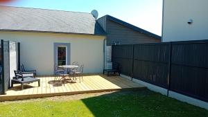 Hortansia apt rénové bien équipé avec terrasse aménagée jardin, parking privé, proche de la mer, près de Port en Bessin et Omaha Beach