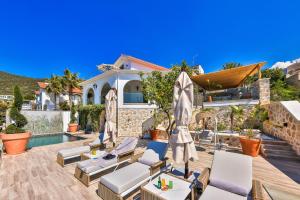 Newly renovated villa 30 metres from the beach