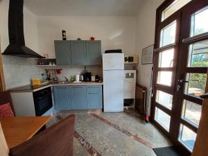 Excellent studio MIA