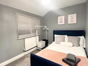 Rochester 3BR Lodge with Free Parking Long stays