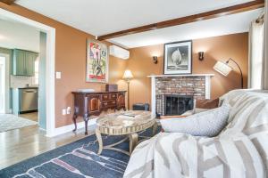 4 Mi to Inkwell Beach Home in Oak Bluffs!