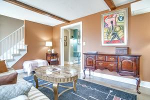 4 Mi to Inkwell Beach Home in Oak Bluffs!