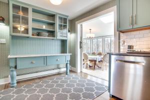 4 Mi to Inkwell Beach Home in Oak Bluffs!