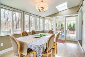 4 Mi to Inkwell Beach Home in Oak Bluffs!