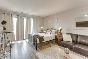 8 Mi to Traverse City Bayside Couples Retreat