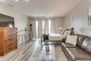 8 Mi to Traverse City Bayside Couples Retreat