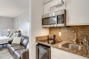 8 Mi to Traverse City Bayside Couples Retreat