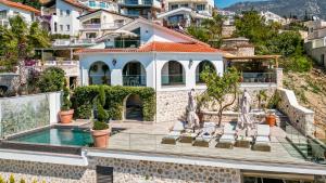 Newly renovated villa 30 metres from the beach