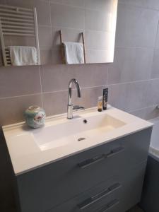 Sejours chez l'habitant Peaceful room, Thuir centre, view Le Canigou : photos des chambres