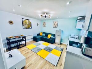 Luxe 1B Chalet, HotTub, free parking Nr LTN Airport, L&D Hosp, Whipsnade Zoo, fast trainsCentral London