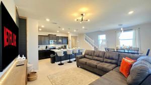 Brand New Charming Home 9 Miles to Disney