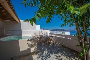Magnificent Santorini Villa 3 Bedrooms Villa Royal Beautiful Caldera View With 2 Outdoor Hot Tubs Oia