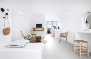 Caldera Bliss Cave Villa Oia, Santorini Private Terrace Outdoor Hot Tub Breathtaking Caldera Views Traditional Cave-Style Luxury Intimate,