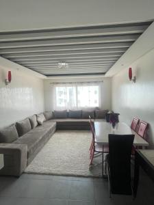Appartement avec piscine proche de la mer à Harhoura