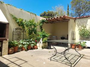 Double room, in an elegant house, Thuir centre, terraces view Canigou