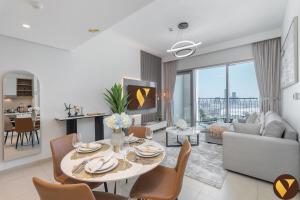 Vogue Vacation Homes, Downtown Views II with Direct Access to Dubai Mall Via a Climate Controlled Bridge, One Bedroom Apartment with Balcony and City View