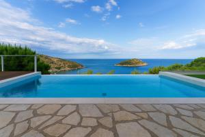 Coastal Paradise Found - Komis Private Pool Retreat