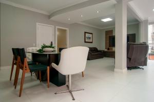 Apto na R. 2000 com garagem JJ8308