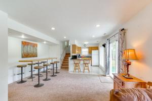 Balcony and Fire Pit Home on Lake of Ozarks!