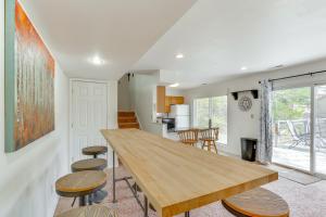 Balcony and Fire Pit Home on Lake of Ozarks!