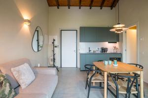 GuestHost - Two-room apt in Villa with pool!