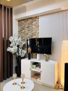 Loft and Luxe 1BR Condo in Clark