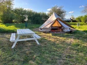 Tentes de luxe Tentes Bohemes dans un ecolieu avec piscine hors-sol : photos des chambres