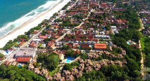 Casa de condomínio com piscina em frente a praia de Maresias
