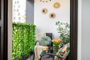 Urban Gem with private parking, relaxing balcony at Metro Station, only 10 min to city centre