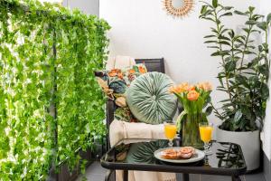 Urban Gem with private parking, relaxing balcony at Metro Station, only 10 min to city centre