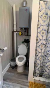 Cheerful Cottage Close to Everything 13