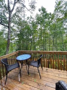 Cheerful Cottage Close to Everything 13